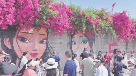 Roadside graffiti wall becomes new tourist attraction in Sichuan