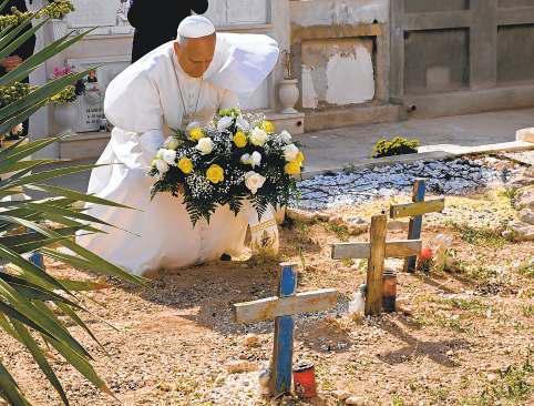 Pope prays for migrants who died during passage