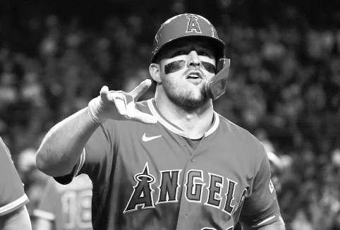 Chapman sets relief whiff mark in Angels' loss