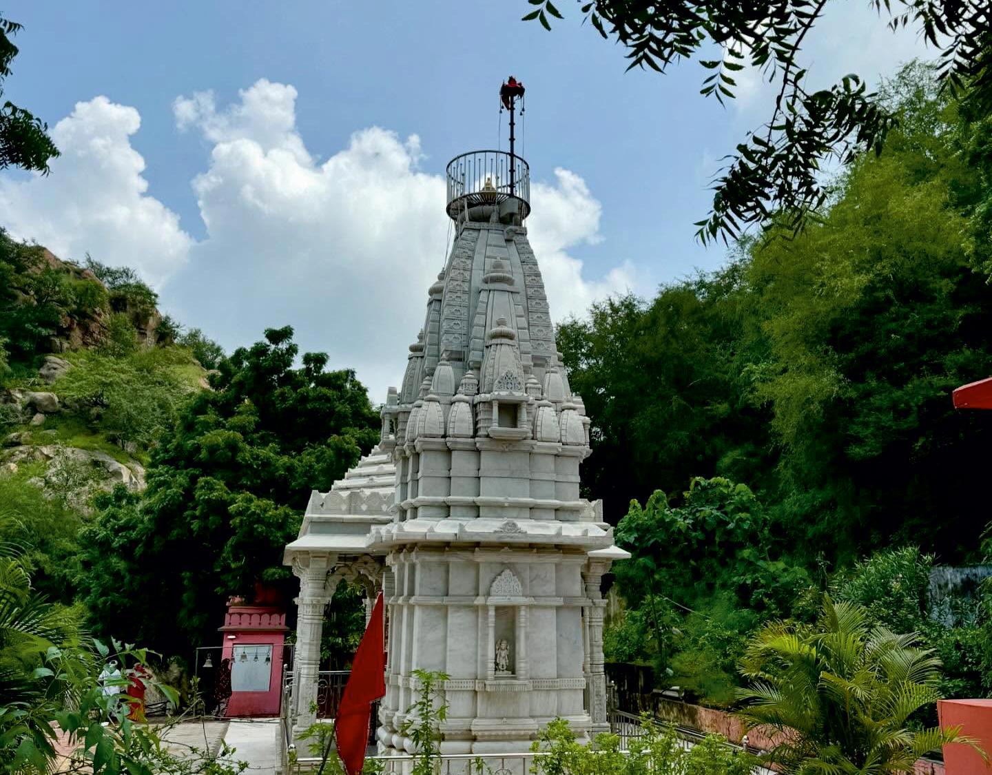 ઝરણાં, લીલીછમ હરિયાળી અને શાંતિનો સંગમ એટલે બનાસકાંઠાનું રાણી ટૂંક