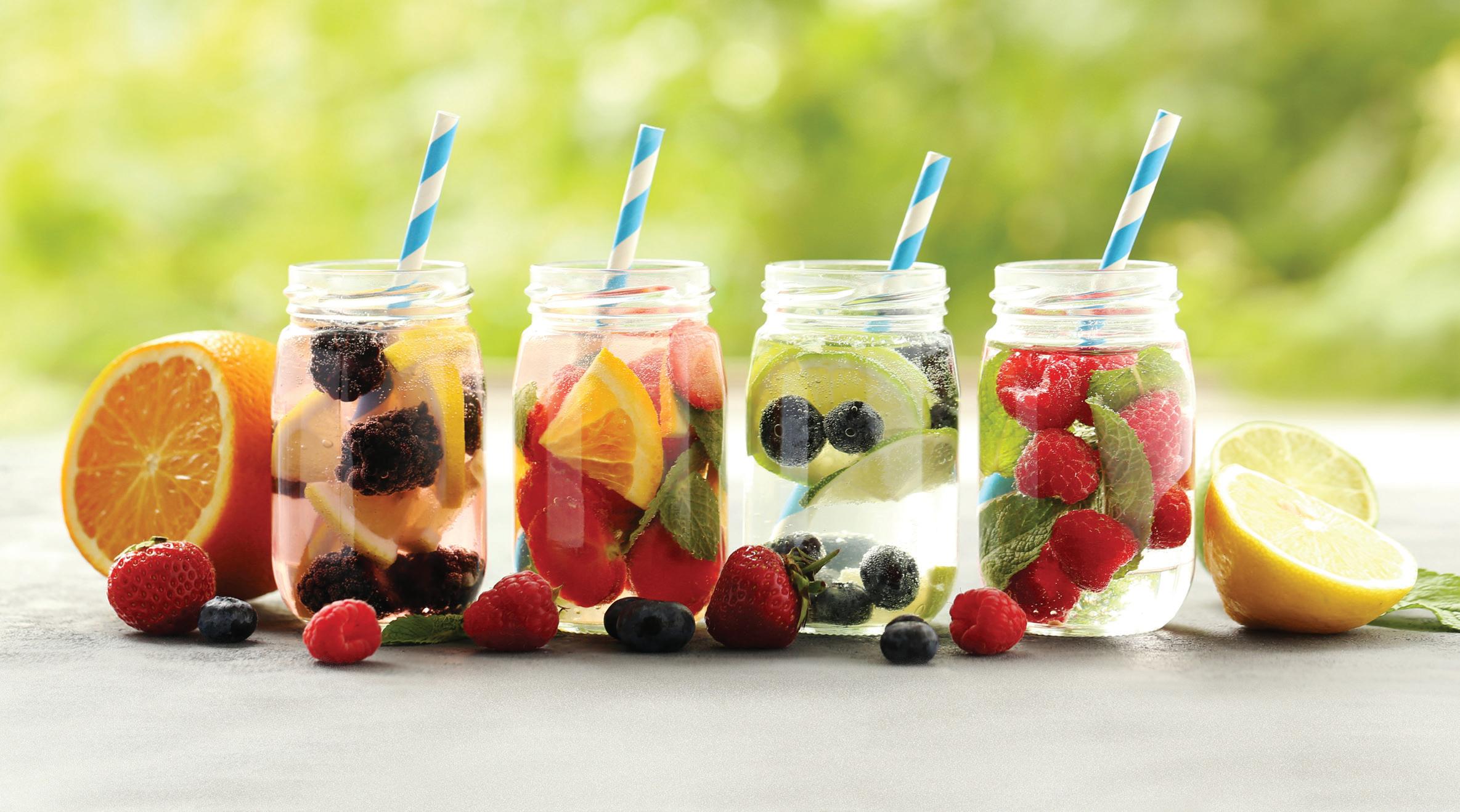 सादा पानी पीना लगता है उबाऊ तो ट्राई करें ये 5 टेस्टी इन्फ्यूज्ड वॉटर