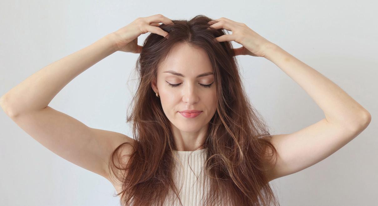 प्राकृतिक उपायों से चिपचिपे स्कैल्प को रखें स्वस्थ