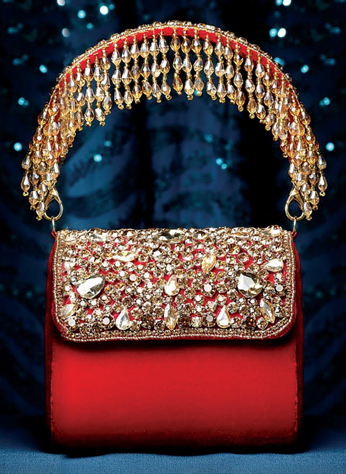 क्लच में छिपा दुलहन का स्टाइल